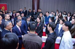Caretaker Prime Minister Anwaar-ul-Haq Kakar interacts with the students of Xinjiang University.