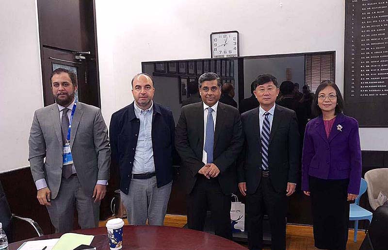 Federal Minister of Commerce Dr. Gohar Ejaz receiving souvenir from Mr. Wang Zihai, Director of China-Pakistan (Qingdao) International Cooperation Hub
