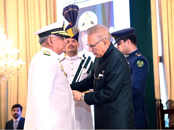 President Dr Arif Alvi conferring the award of Nishan-e-Imtiaz (Military) upon the Chief of Naval Staff, Admiral Naveed Ashraf, at a special investiture ceremony held at Aiwan-e-Sadr.