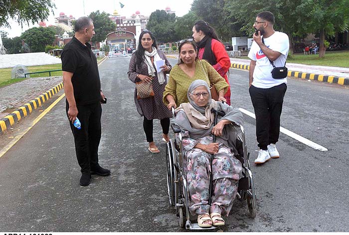 Sikh Yatrees are being welcomed on their arrival at JCP Wagah Border.