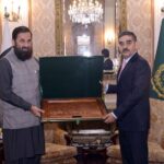 Governor Punjab Muhammad Baleegh-Ur-Rahman presenting a memento to caretaker Prime Minister Anwaar-ul-Haq Kakar.