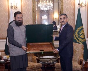 Governor Punjab Muhammad Baleegh-Ur-Rahman presenting a memento to caretaker Prime Minister Anwaar-ul-Haq Kakar.