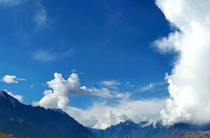An attractive and eye catching view of clouds hovering over the mountain. 