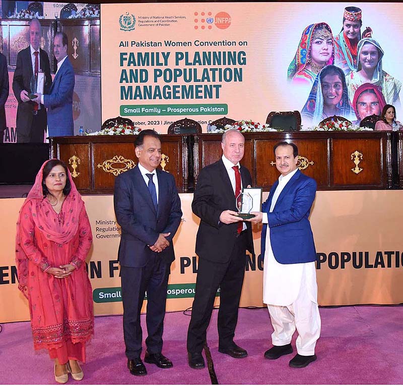 Caretaker Federal Health Minister Dr. Nadeem Jan presenting a shield to UNFPA Country Director Dr. Luay Shabaneh at All Pakistan Women Convention on Family Planning and Population Management