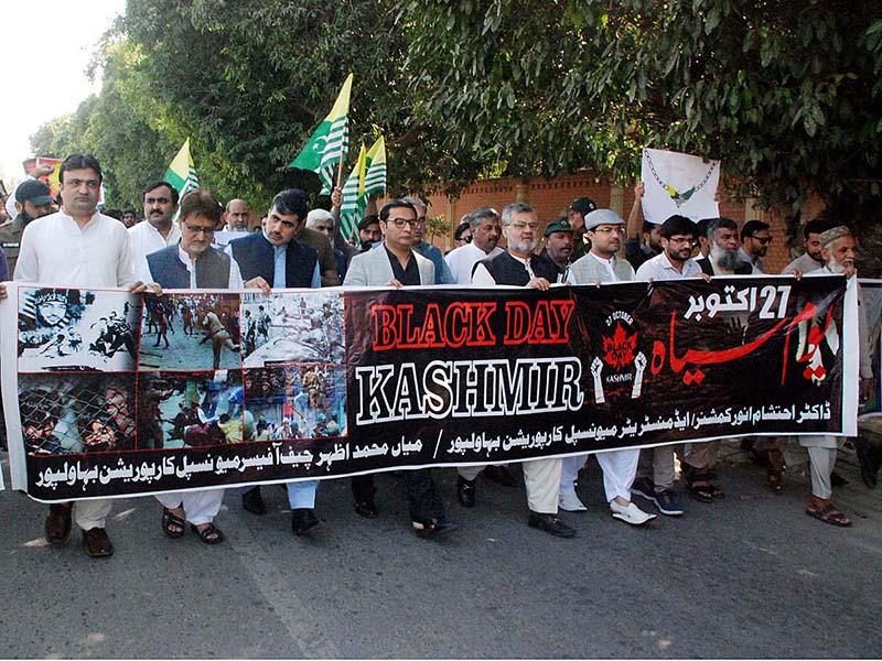 Deputy Commissioner Bahawalpur Zaheer Anwar Jappa is leading a rally in connection with Kashmir Black Day