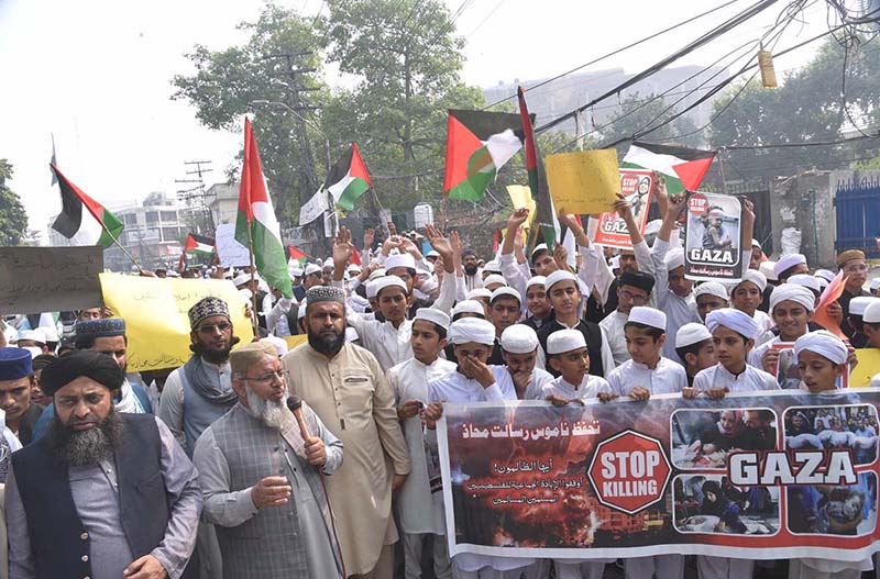 Maulana Raghib Naimi addressing the rally to express solidarity with the Palestinians outside Press club.