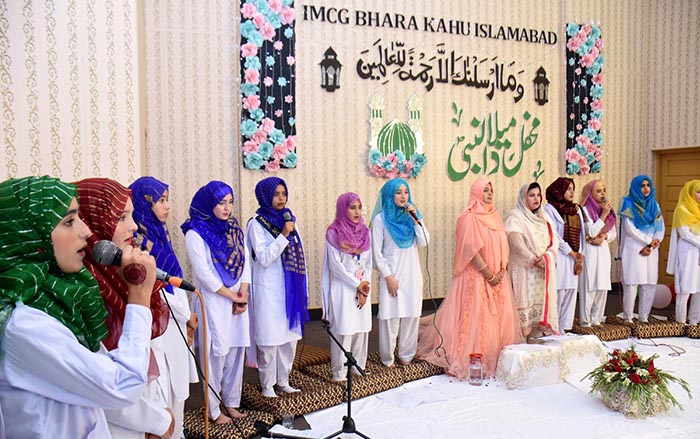 Students of IMCG Bharakahu reciting Naat in annual Mehfil e Milad.