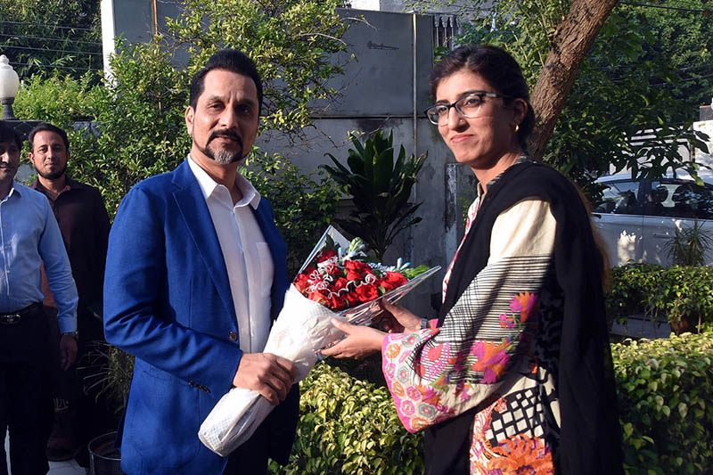 BOI official presented flowers to welcome Muhammad Tahir Javed SAPM/MOS on Investment visit to BOI office