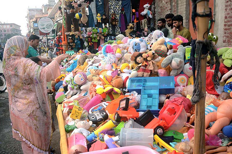 Vendor selling and displaying used toys to attract the customers