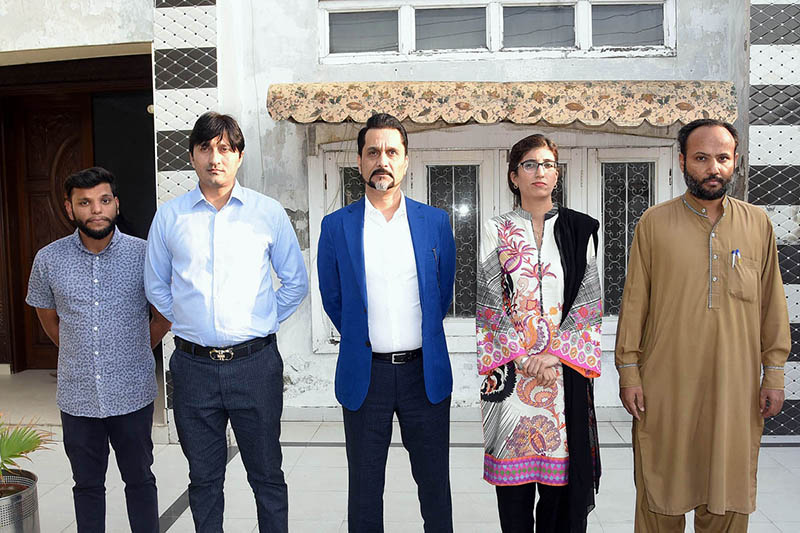 BOI official presented flowers to welcome Muhammad Tahir Javed SAPM/MOS on Investment visit to BOI office