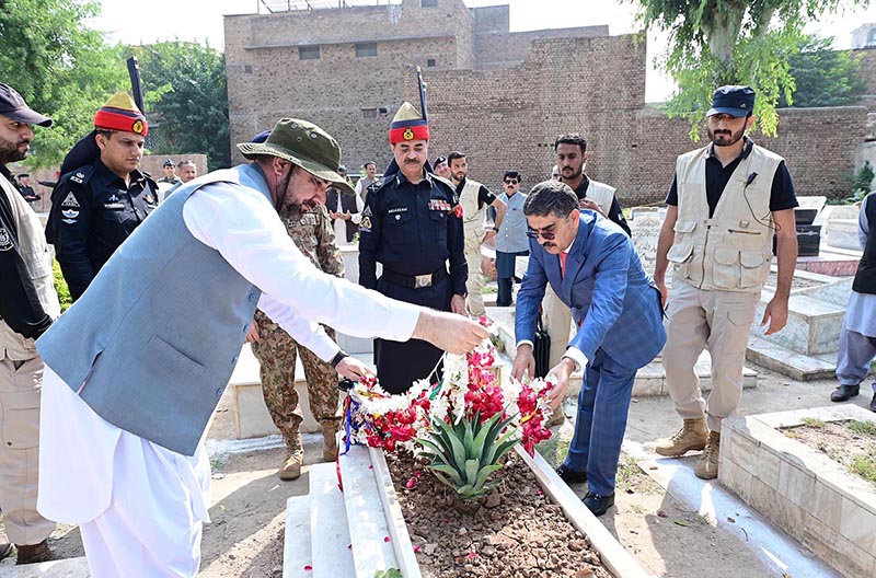 Caretaker Prime Minister Anwaar-ul-Haq Kakar laying floral wreath at the grave of former President Ghulam Ishaaq Khan