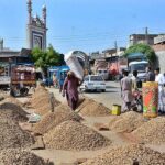 Vendors displaying peanuts at Grain Market to attract the customers.