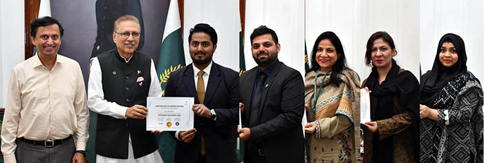 President Dr. Arif Alvi distributing Certificates to the members of National Ideas Bank (NIB) at Governor House.