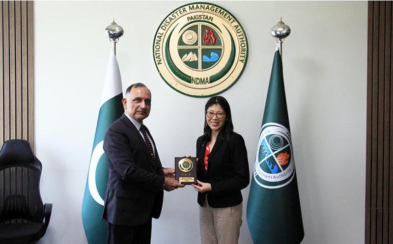 Chairman NDMA Lt.General Inam Haider Malik presenting Shield to MD USAID Ms Kate Somvongsiri