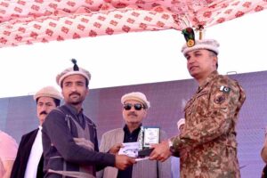 Force Commander Gilgit-Baltistan Kashif Khalil giving away shield and certificate to participant during the opening of Sarfaranga Cold Desert Rally 5th Edition 2023
