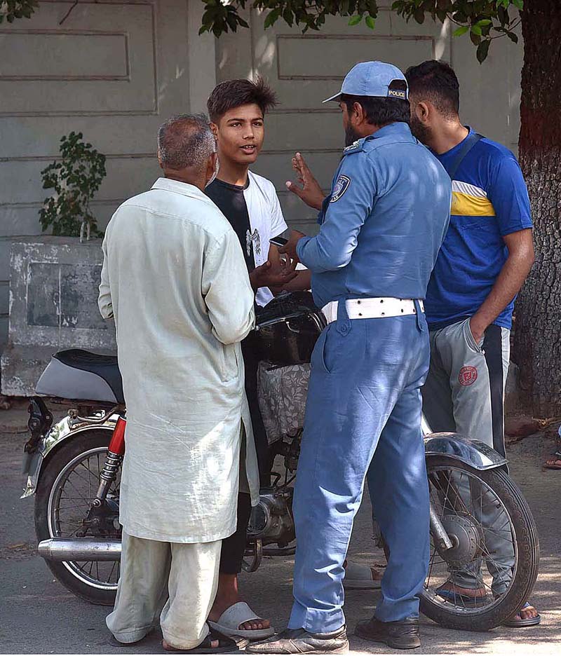 Traffic police Warden crack down on helmetless motorcyclists at Mall Road