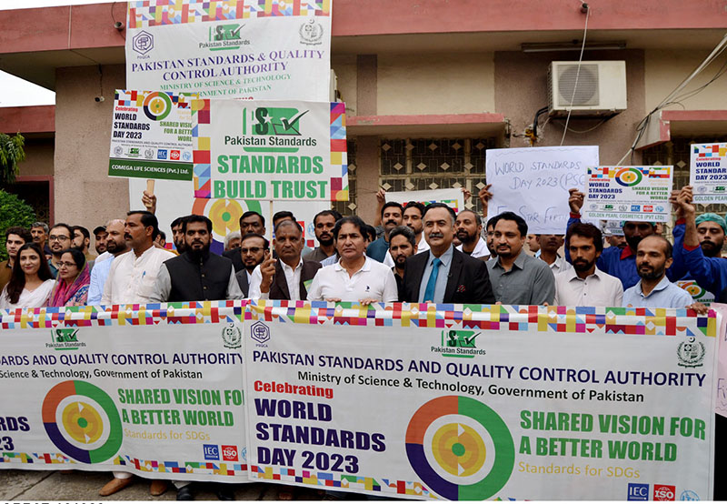 Director General PSQCA Dr. HU Khan in a group photo with participants participating in the awareness walk on World Standards Day 2023