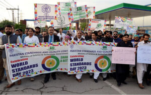 Director General PSQCA Dr. HU Khan in a group photo with participants participating in the awareness walk on World Standards Day 2023