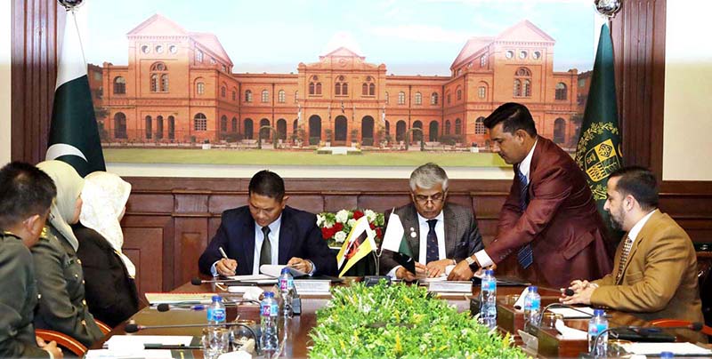 Secretary Defence, Lt Gen (Retd) Hamood uz Zaman Khan and Brunei Permanent Secretary Defence, Brig Gen (Retd) Dato Seri Pahlawan Haji Alirupendi Bin Haji Perudin signing MoM, in Ministry of Defence
