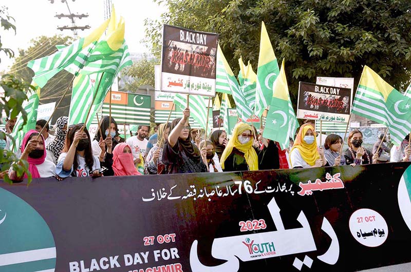 Workers of Youth Forum are protesting in front of Press Club to express solidarity with Kashmiris on Black Kashmir Day