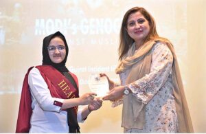 Head of SZABIST Ms. Zahida Abro giving away shield to the city school student participants in seminar titled “Genocide of Muslims by the Modi Government at Auditorium Hall of SZABIST University Larkana Campus