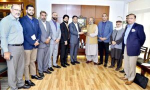Ahsan Zafar Bakhtawari, President Islamabad Chamber of Commerce & Industry presenting souvenir to Madad All Sindhi, Caretaker Federal Minister for Education and Professional Training during his visit to ICCI. Faad Waheed Senior Vice President ICCI, Adnan Mukhtar, Abrar ul Haq, Aizaz Muhammad, Dr. Usman and others are also in picture