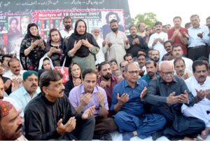 Mayor Karachi Murtaza Wahab, Senator Waqar Mehdi, ex-minister Saeed Ghani and others offer Fateha for the martyrs of Karsaz tragedy at the site of incident
