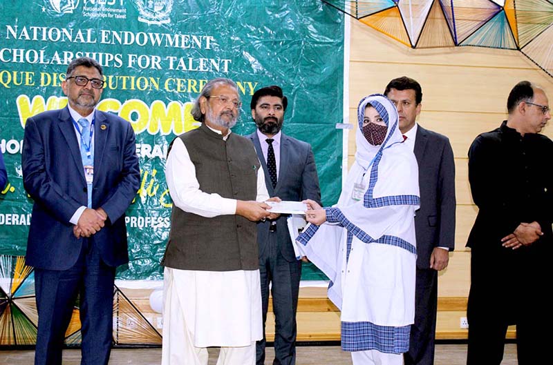 Caretaker Federal Minster for Education and Professional Training Madad Ali Sindhi distributing laptops among students under PM’s youth laptop scheme at Sardar Bahadur Khan Women’s University Quetta