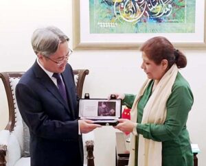 Federal Minister for Finance, Revenue &Economic Affairs Dr. Shamshad Akhtar presented the coins of Pakistan as a souvenir to the newly appointed Chinese Ambassador H.E Mr. Jiang Zaidong