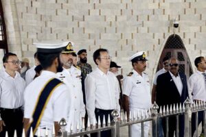 Chinese Consul General in Karachi Mr. Yang Yundong, visited Mazar-e-Quaid along with diplomats of the Chinese Consulate General
