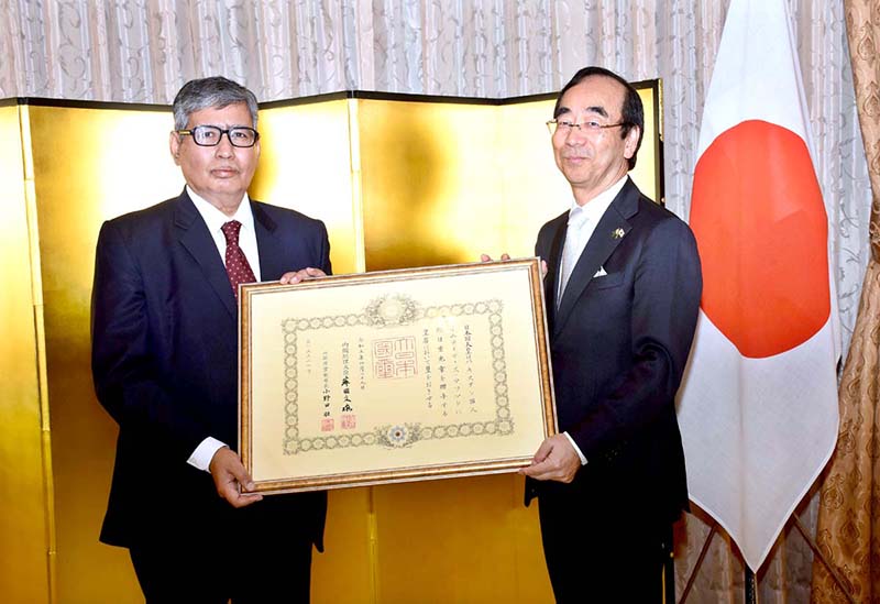 On behalf of the Government of Japan, the Ambassador of Japan to Pakistan, Mr. WADA Mitsuhiro confers the Imperial decoration “The Order of the Rising Sun, Gold and Silver Star” on former Ambassador of the Islamic Republic of Pakistan to Japan, Mr. Imtiaz Ahmed, in recognition of his significant contribution towards strengthening friendship, culture and economic relations and mutual understanding between Japan and Pakistan.