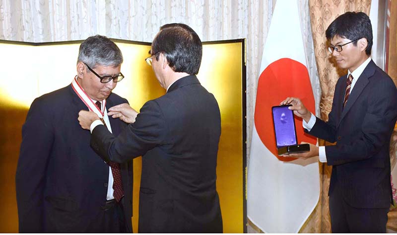 On behalf of the Government of Japan, the Ambassador of Japan to Pakistan, Mr. WADA Mitsuhiro confers the Imperial decoration “The Order of the Rising Sun, Gold and Silver Star” on former Ambassador of the Islamic Republic of Pakistan to Japan, Mr. Imtiaz Ahmed, in recognition of his significant contribution towards strengthening friendship, culture and economic relations and mutual understanding between Japan and Pakistan.