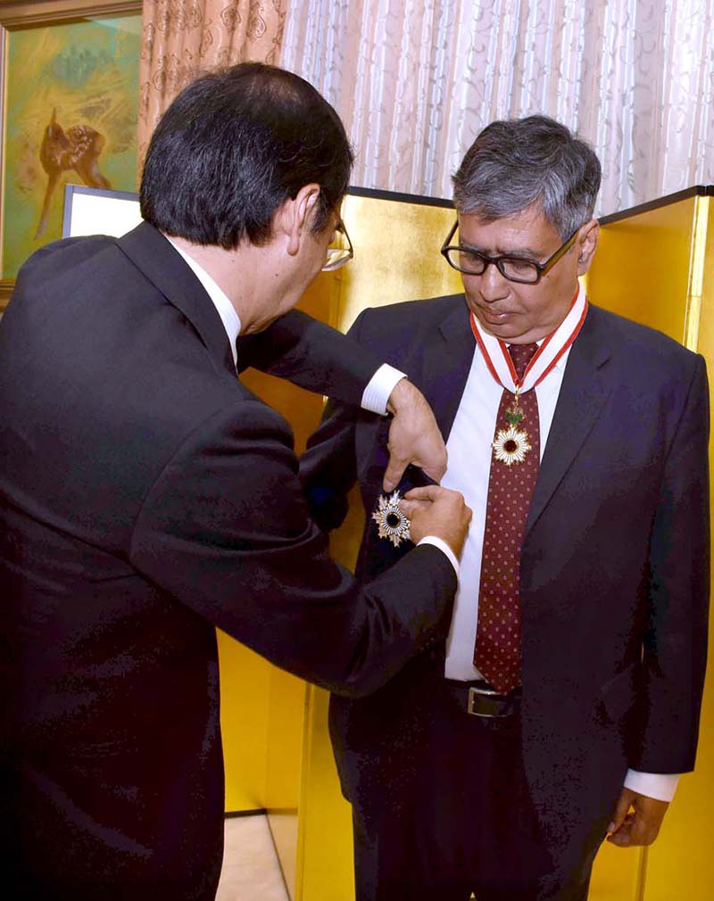 On behalf of the Government of Japan, the Ambassador of Japan to Pakistan, Mr. WADA Mitsuhiro confers the Imperial decoration “The Order of the Rising Sun, Gold and Silver Star” on former Ambassador of the Islamic Republic of Pakistan to Japan, Mr. Imtiaz Ahmed, in recognition of his significant contribution towards strengthening friendship, culture and economic relations and mutual understanding between Japan and Pakistan.