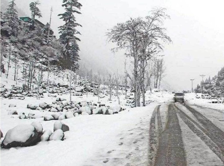 Snowfall lovers throng Malam Jabba, Kalam as winter tourism shine in Swat