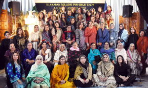 A group photo of participants of Alumni ceremony titled "Bachpan se Pachpan tak" with Principal Prof Sabah Faisal held at Islamabad College for Girls (ICG) F6/2