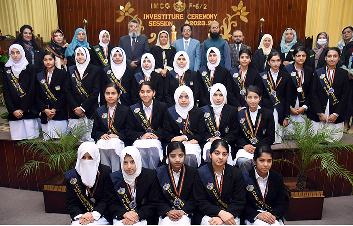 APP01-141123Islamabad Newly elected office bearers of student’s council of Model College F6/2 pose for group photo with chief guest Additional secretary Education Syed Junaid Iklaq and Principal Prof Aliya Durrani in oath taking ceremony.