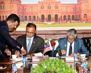  Lt Gen (Retd) Hamood uz Zaman Khan, Secretary Defence and H.E.Datuk Seri Isham Ishak, Secretary General, Ministry of Defence, Malaysia signing Minutes of Meeting (MoM), at Ministry of Defence. 