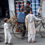 A street vendor is selling handmade paper flowers to earn livelihood