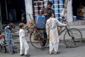 A street vendor is selling handmade paper flowers to earn livelihood