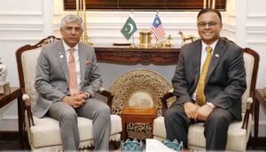 Lt Gen (Retd) Hamood uz Zaman Khan, Secretary Defence and H.E.Datuk Seri Isham Ishak, Secretary General, Ministry of Defence, Malaysia signing Minutes of Meeting (MoM), at Ministry of Defence.