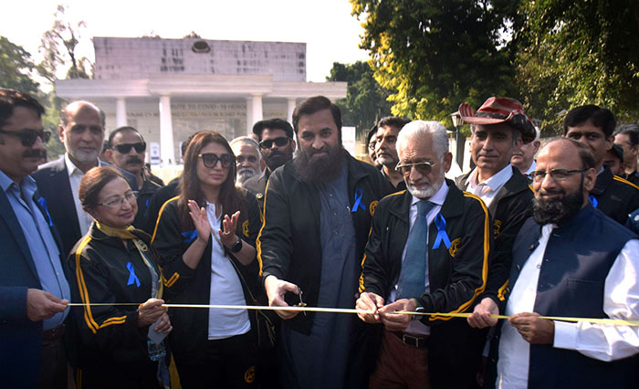 Governor Punjab Muhammad Baligh-ur-Rehman cutting the ribbon to inaugurate the awareness Walk ceremony on World Diabetes Day.