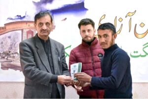Advisor to Chief Minister Gilgit-Baltistan for Information, Eman Shah giving away shield to the student participating the programe of Gilgit-Baltistan Independence Day and Fikriya Iqbal organized by State Youth Parliament Pakistan