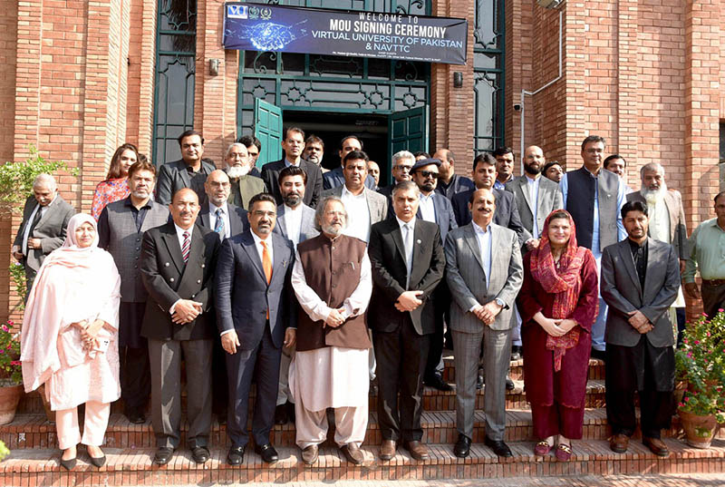 Federal Education and Professional Training Imdad Ali Sindhi in a group photo with the participants of the function at Virtual University