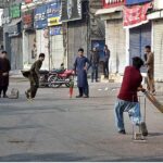 Youngsters playing cricket on Mall Road as Punjab government has ordered markets to remain closed over the weekend in the hope that the long weekend will help cut toxic levels of smog