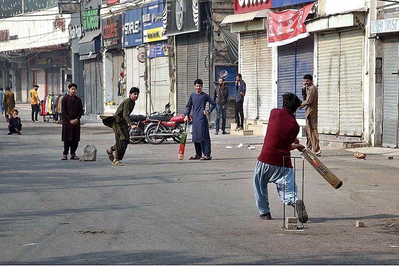 Youngsters playing cricket on Mall Road as Punjab government has ordered markets to remain closed over the weekend in the hope that the long weekend will help cut toxic levels of smog