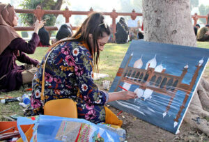 Artist giving final touches to the painting in Deewane Aam Painting Competition at Shahi Fort