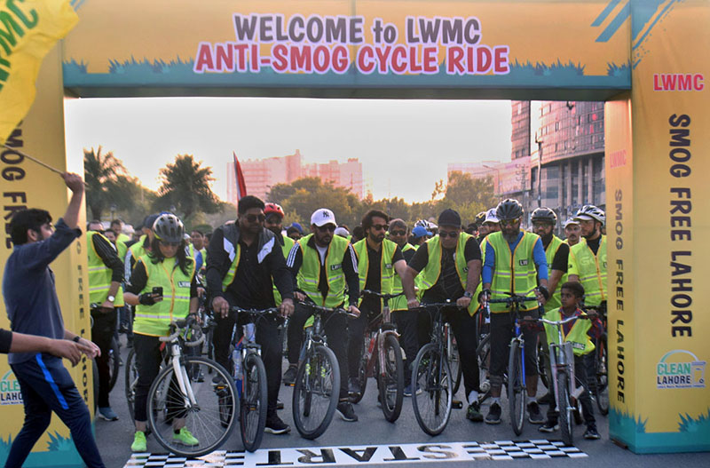 Commissioner Lahore Muhammad Ali Randhawa along with CEO LWMC Babar Sahib Din inaugurating Anti Smog Cycle Ride at Liberty Roundabout