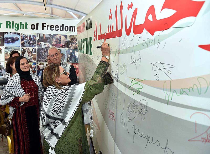 First Lady Begum Samina Alvi visiting the Palestinian stall and expressing her condolences for the martyrs of Gaza, at Pakistan Foreign Office Women's Association's Annual Charity Bazar.