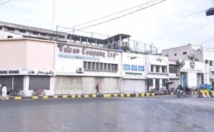 Shops are closed after the notification of smart lockdown by the local authority due of Smog in the city