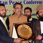 Maulana Abdul Khabeer Azad giving shield to Caretaker Minister for Religious Affairs and Interfaith harmony, Aneeq Ahmed